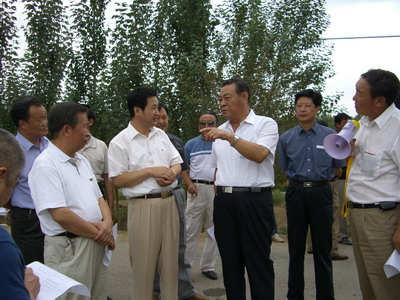全國人大農(nóng)業(yè)委員會(huì)主任李春亭同志一行來敦煌種業(yè)視察