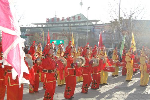 酒泉市2011年元宵節(jié)社火匯演期間，部分社火隊(duì)來公司拜年