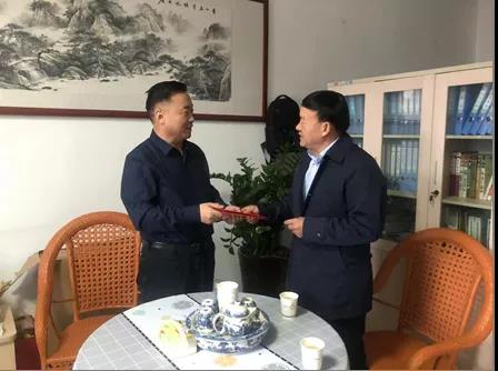 敦煌種業(yè)領(lǐng)導(dǎo)看望慰問公司老干部、老黨員及困難黨員職工