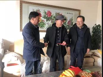 敦煌種業(yè)領(lǐng)導(dǎo)看望慰問公司老干部、老黨員及困難黨員職工
