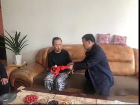 敦煌種業(yè)領(lǐng)導(dǎo)看望慰問公司老干部、老黨員及困難黨員職工
